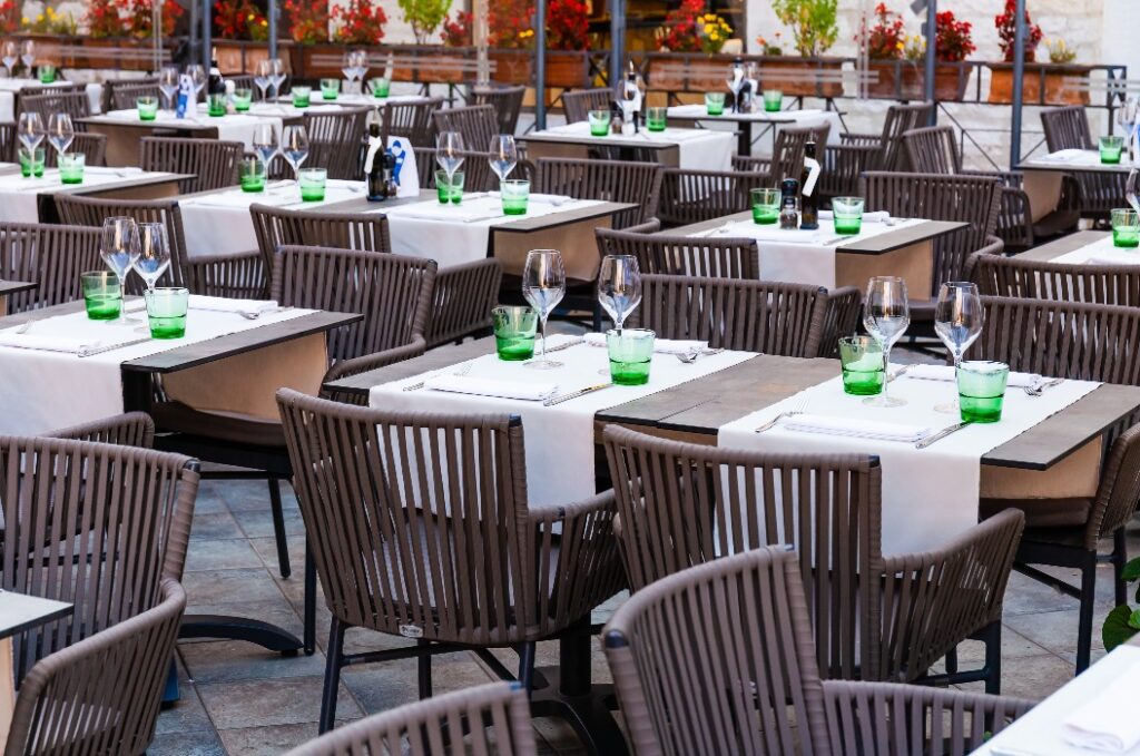 eingedeckte Tische im Außenbereich eines Restaurants